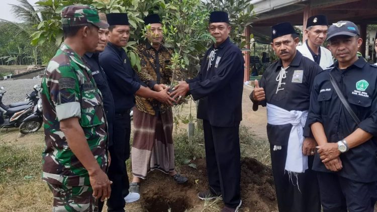 Pagar Nusa dan PSHT Malang Menanam Pohon Bersama