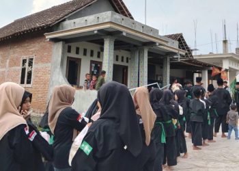 Pagar Nusa Ranting Manduro Jombang Bagi-bagi Sembako Kepada Warga