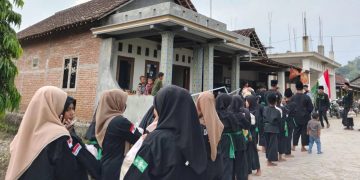 Pagar Nusa Ranting Manduro Jombang Bagi-bagi Sembako Kepada Warga