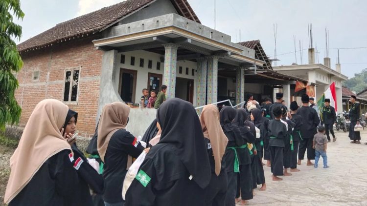Pagar Nusa Ranting Manduro Jombang Bagi-bagi Sembako Kepada Warga